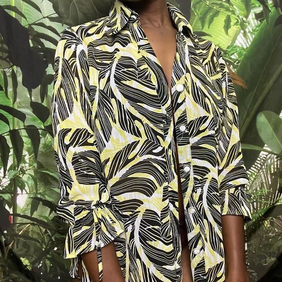 Be beach day ready in this yellow and black monstera leaf top. Size small - Picture 3 of 4